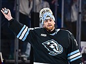 Karel Vejmelka slaví s publikem vít�zství nad Ottawou.