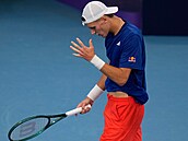 Jakub Men�ík se na sebe zlobí ve �tvrtfinálovém utkání United Cupu.