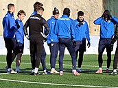 Ostrav�tí fotbalisté v pauze na tréninku. Druhý zleva je finský k�ídelník Lauri...