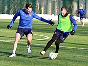 Úto�ník Václav Jure�ka si kryje mí� p�ed obráncem Karlem Pojezným.