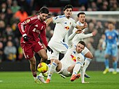 Liverpoolský Dominik Szoboszlai se sna�í udr�et mí� p�ed Gabrielem...