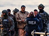 Americká policie p�evá�í venezuelského vládce Nicoláse Madura k soudu v New...