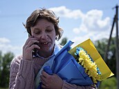 Ukrajinka volá rodin� poté, co se dostala z ruského zajetí. (31. kv�tna 2024)