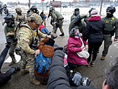 Ameri�ané v Minneapolisu protestují proti Ú�adu pro imigraci a cla (ICE) poté,...