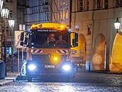 Praha slavila p�íchod nového roku. Nad ránem vyjely do ulic úklidové �ety. (1....