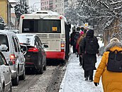 Bud�jovická ulice u pra�ského Ka�erova je nesjízdná. Autobusy nemohou vyjet...