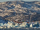 Kusy ledu se pohybují po mo�i u ostrova Qoornoq, nedaleko m�sta Nuuk v Grónsku....