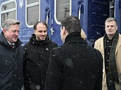 Ministr zahrani�í Petr Macinka a Filip Turek (Motoristé sob�) p�i p�íjezdu na...