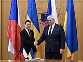 Ministr zahrani�í Petr Macinka (Motoristé) se svým ukrajinským prot�j�kem...