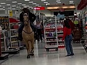 Kovboj vyrazil na nákupy do supermarketu na koni