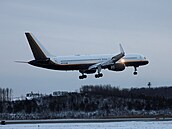 Americké letadlo se zajatým venezuelským prezidentem Nicolásem Madurem p�istálo...