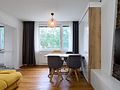 Ve dne obývací pokoj a jídelna, v noci lo�nice rodi��