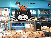 Hra�ky Jellycat v nákupním centru v �ínském �en-�enu (17. srpna 2025)