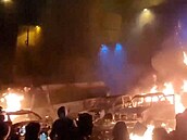 Demonstranté zapalují auta v ulicích Teheránu. (9. ledna 2026)