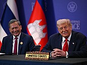 Americký prezident Donald Trump (vpravo) vedle kambod�ského premiéra Hun Maneta...