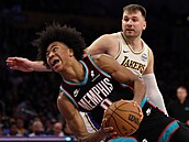 Jaylen Wells (0) z Memphis Grizzlies akrobaticky zakon�uje na ko� Los Angeles...