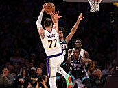 Luka Don�i� (77) z Los Angeles Lakers st�ílí na ko�  Memphis Grizzlies, brání...
