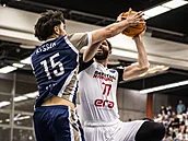 Vojt�ch Hruban (vpravo) z Nymburka zakon�uje na ko� Heidelbergu, brání ho...