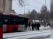 Mladíci p�i kalamit� v Praze pomáhali roztla�it autobus. (9. ledna 2026)