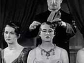 P�ed 100 lety se za�aly zkracovat vlasy