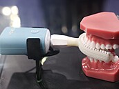 Pln� automatický zubní kartá�ek Y-Brush, který má vy�istit v�echny zuby...