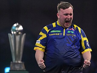 �ipka� Luke Littler se raduje ve finále mistrovství sv�ta.