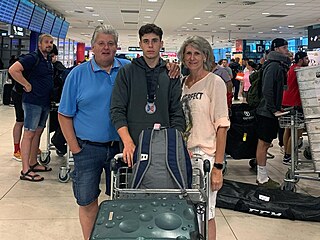 Hokejový úto�ník Vojt�ch �iha� mlad�í s rodi�i na leti�ti.