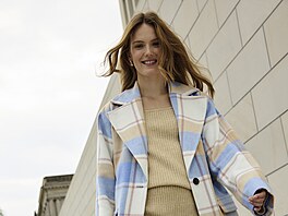 Kabát s kostkou bude ozdobou va�eho �atníku. Bude dob�e ladit k modré i bé�ové,...