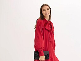 Splývavé �aty se h�ejí na výsluní u� �adu let. A není divu, hodí se pro ka�dou...