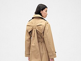 Zábavn�j�í kabát byste hledala jen t�ko. Obrovská ma�le na zádech p�sobí hrav�...