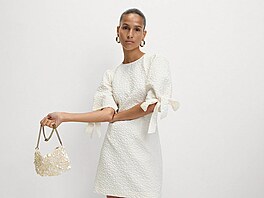 Jednoduché bílé �aty jsou klasika, která sice neomrzí, ale ani nenadchne....