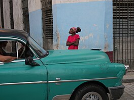 �ena gestikuluje vedle klasického amerického auta ve Staré Havan�. (5. ledna...