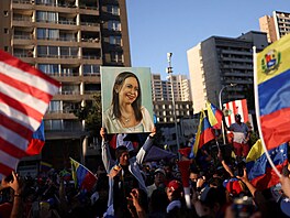 Demonstranti v Chile s obrazem v�dkyn� venezuelské opozice Maríi Coriny...