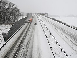 Vydatné sn�ení komplikuje provoz na dálnici D8 u Ústí nad Labem. (9. ledna...
