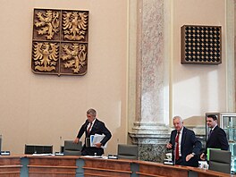 Za�íná sch�ze vlády, která mimo jiné projedná návrh programového prohlá�ení...