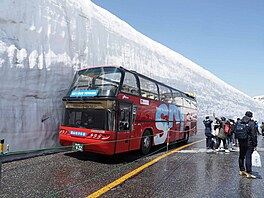 Ch�ze mezi sn�hovými st�nami je povolena pouze v p�esn� vymezeném úseku....