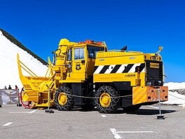 Prohlodat se tou bílou masou zkou�í s pomocí ob�ích fréz schopných p�esouvat...