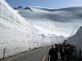 Z technického hlediska slou�í Tatejama Kurobe jako testovací prost�edí práce v...