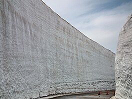 Integrované GPS systémy tu s milimetrovou p�esností �ídí ka�dou fázi odklízení...