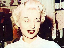 Tam ho dostihla, druhá kulka ho zkosila k zemi. Dal�í t�i do n�j vpálila z...