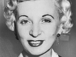 Jen�e v jiném sv�tle je mo�né vid�t celý �ivotní p�íb�h Ruth Ellisové. Sledovat...