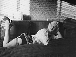 Prvním byl její otec. Zneu�íval její sestru, m�l s ní dít�. Matka se ho tak...