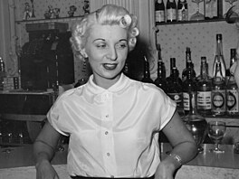 V no�ním klubu se s ní seznámil jeden z pravidelných host�. Pan George byl...