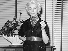 Ruth zá�ila, náv�t�vníci ji zbo��ovali, uctívali, nosili drahé dary.