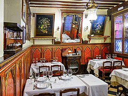 Je archaická, staromódní, trochu t�kopádná. Zatímco sv�t kolem ní se m�ní,...