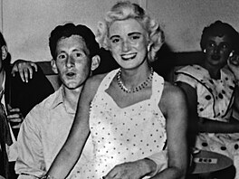 Od práce v továrnách a kancelá�ích nakonec ode�la do sv�ta sexuální práce....