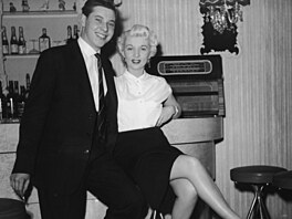 �t�stí jí nep�inesl ani románek s �enatým kanadským vojákem. Ve svých sedmnácti...