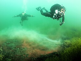 Pod hladinou jezera Most.