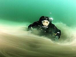 Pod hladinou jezera Most.