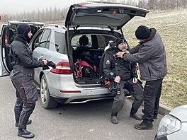 Potáp��i se p�ipravují na ponor v jeze�e Most.